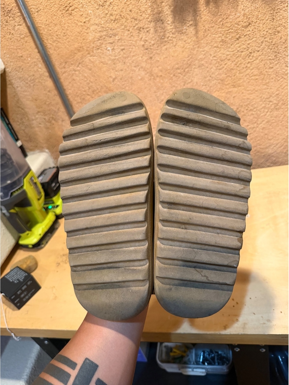 Yeezy Slides - Picture 3 of 4
